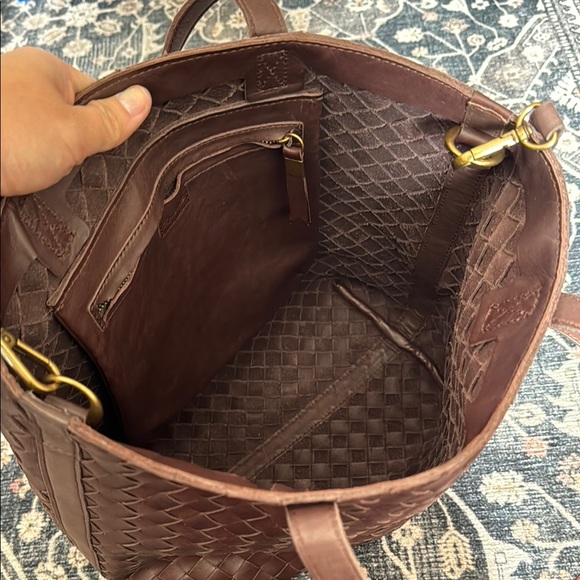 Elegant Brown Woven Leather Tote Bag - Picture 3 of 4